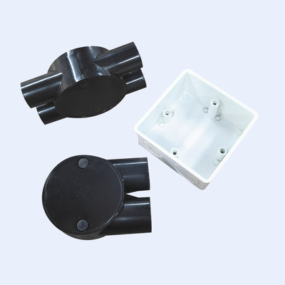 Porcellana Modo della scatola di giunzione di UPVC una al materiale basso bianco nero 50mm a quattro vie del fumo di 20mm fornitore